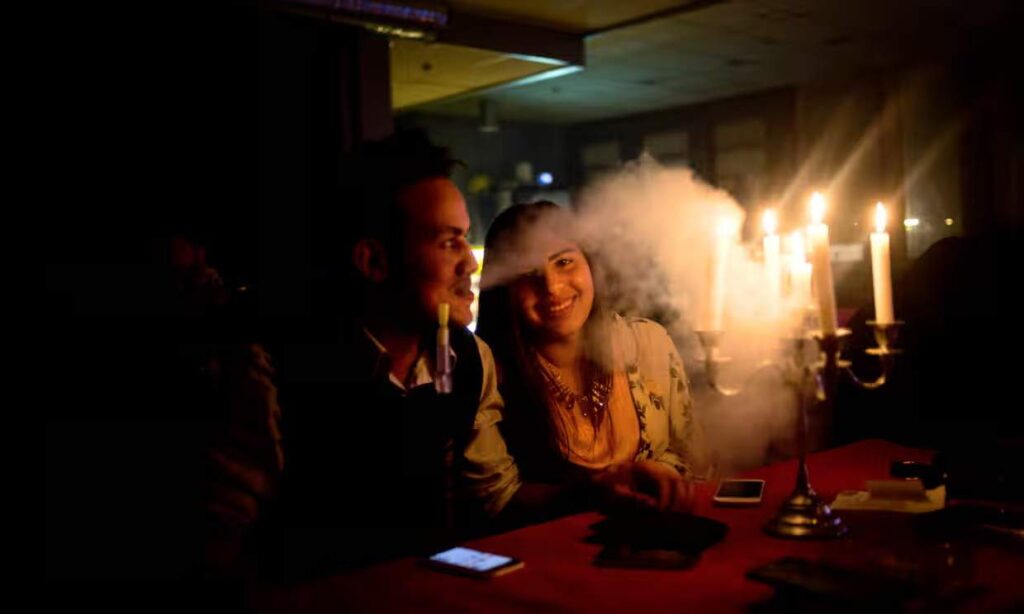 Khách hút shisha tại 1 quán bar ở Thuỵ Điển